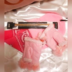 🩷cap, bandanna, headband and fingerless fur lined gloves set!🩷🎟